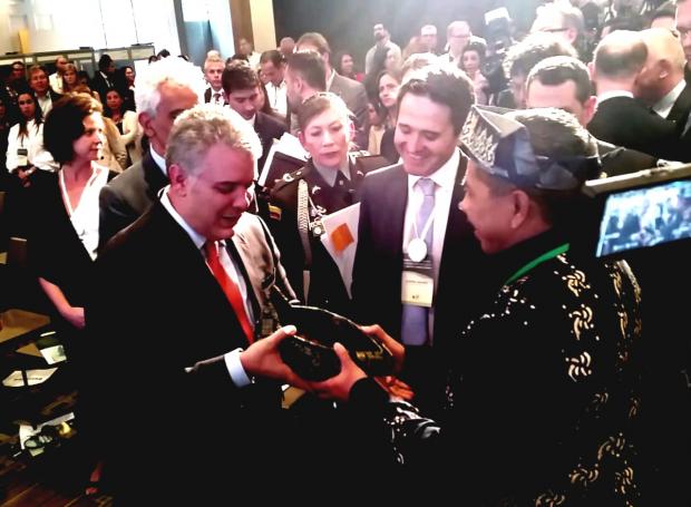 Bupati Alfedri Hadiahkan Tanjak Siak untuk Presiden Kolombia Ivan Duque Marquez