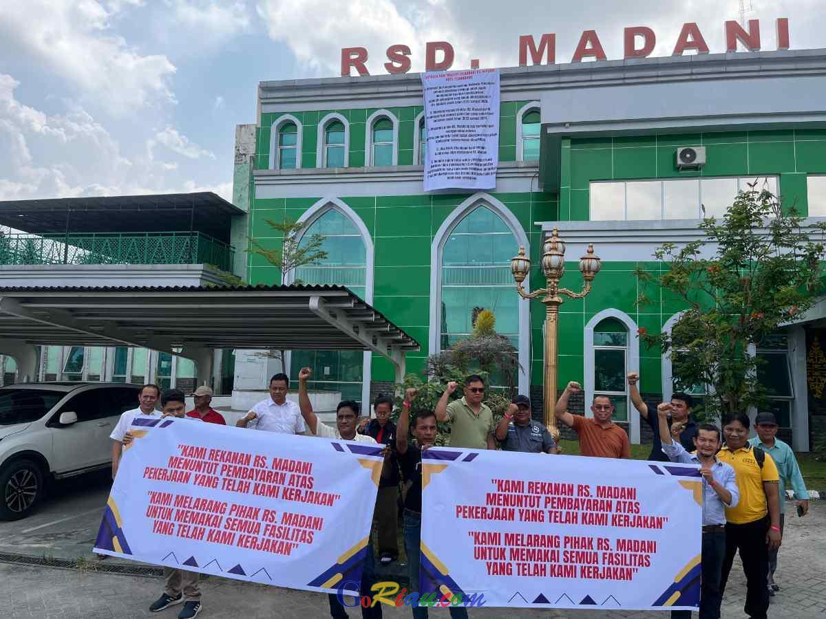 <b>Protes Tagihan Rp56 Miliar belum Dibayar, Kontraktor Segel RS Madani Pekanbaru</b>
