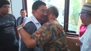 Mantan Bupati Pelalawan Tengku Azmun Jaafar Teteskan Air Mata Sesaat setelah Dinyatakan Bebas oleh Majelis Hakim Pengadilan Tipikor