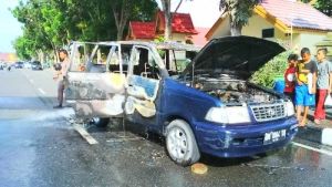 Mobil Tiba-tiba Terbakar saat Dikendarai di Jalan Gajah Mada Pekanbaru, Boru Gultom Syok: Kobaran Api Muncul dari Rongga AC