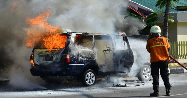 Sedang Nyetir, Mobil Kijang Kapsul Wanita Ini Tiba-tiba Terbakar di Depan Kantor Ditreskrimsus Polda Riau