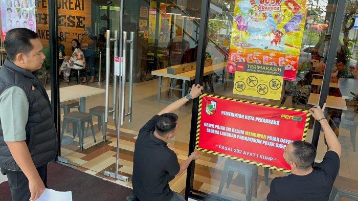 <b>19 Restoran di Pekanbaru Dipasangi Tanda Penunggak Pajak Daerah</b>