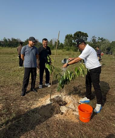 btebar-keberkahan-bagi-alam-brk-syariah-ikut-tanam-pohon-di-kawasan-stadion-utama-riaub