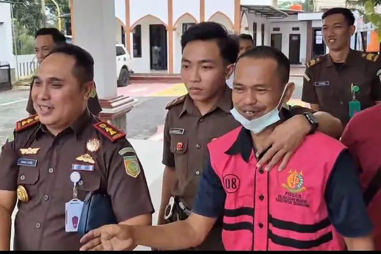 <b>15 Tahun Buron, Terpidana Korupsi Akhirnya Ditangkap Jaksa di Rumah Makan</b>