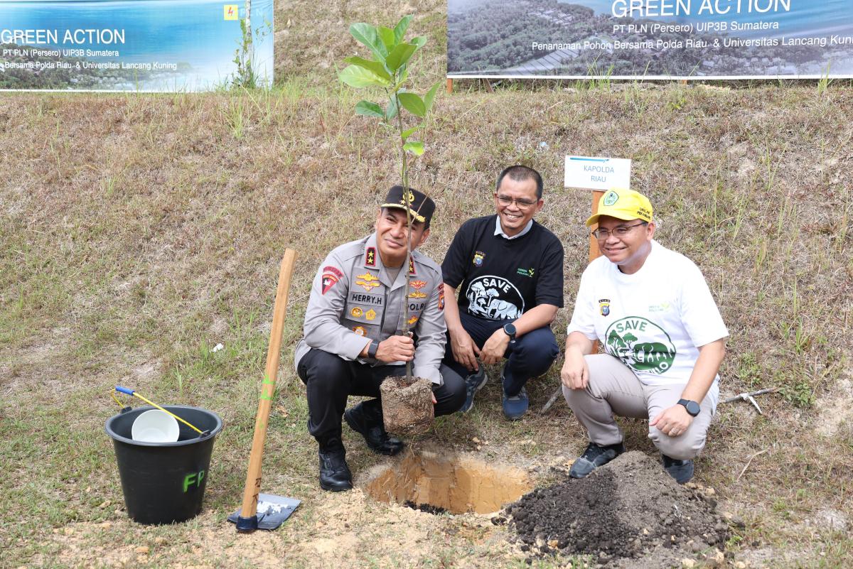 <b>Jaga Lingkungan, Polda Riau dan PLN Tanam Bibit Pohon di Kampus Unilak</b>