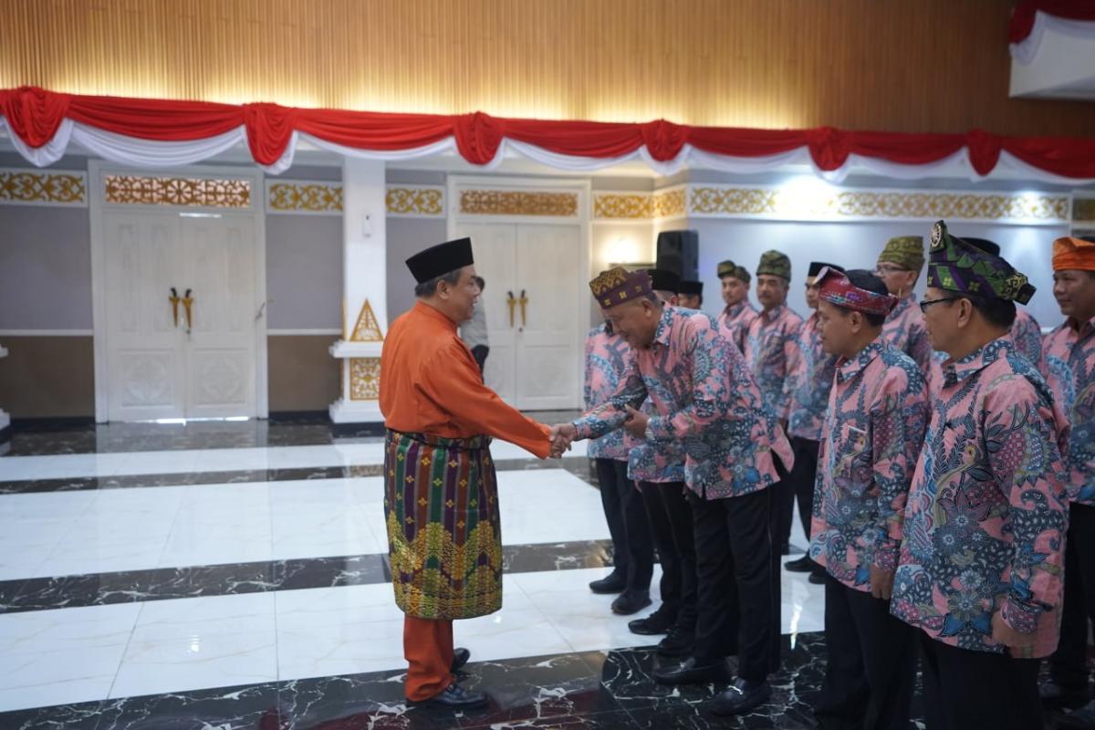 <b>Pengukuhan FKUB Riau 2024-2029, Pj Gubri: Jaga Sinergitas dengan Pemerintah dan Instansi Lain</b>