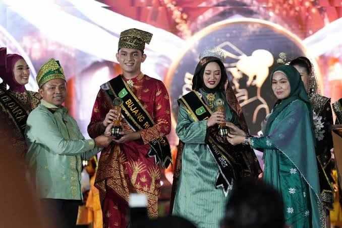 <b>M Rafly, Putra Mantan Bupati Meranti Dinobatkan Sebagai Bujang Riau 2025</b>