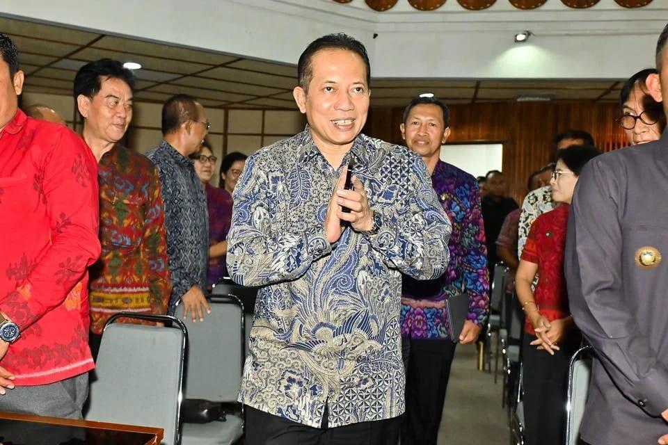 <b>Profil Ferry Juliantono, Menteri Koperasi Baru Pengganti Budi Arie</b>