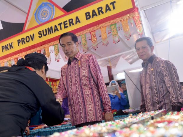 Jokowi Pilih Nikmati Sate ”Mak Syukur” dan Keliling Sumbar