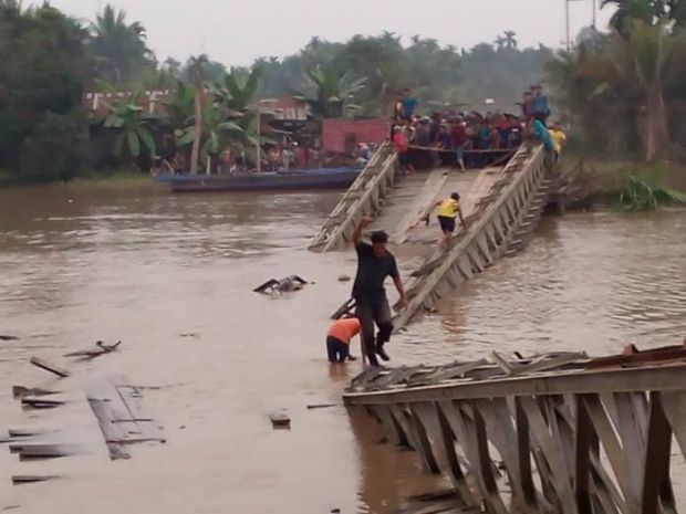 Sepuluh Hari setelah Jembatan Reteh Inhil Ambruk, Asisten II Setdaprov Riau Nongol ke Lokasi, Anggota DPRD: Diperintah Plt Gubernur atau Cari Muka?