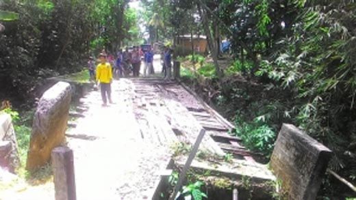 Empat Tahun Ambruk, Jembatan Desa Kototuo Barat Ini Tak Kunjung Diperbaiki Pemkab Kampar