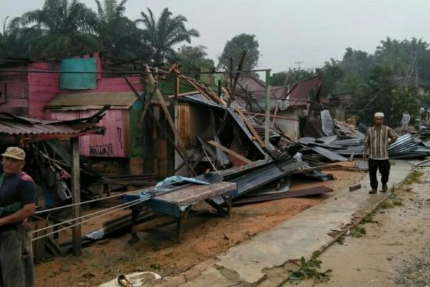 Rumah Mak Uwo dan Sutan di Tanjungmedan Rokan Hilir Rusak Diterjang Puting Beliung