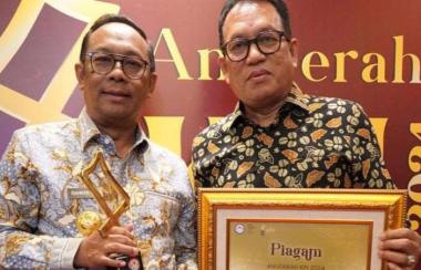 bpenjabat-gubernur-riau-terima-iawardi-dari-kpi-pusat-untuk-kategori-pemda-provinsi-peduli