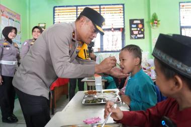 bprogram-makan-gratis-di-dua-sdn-wakapolda-riau-sempat-suapi-salah-seorang-muridb