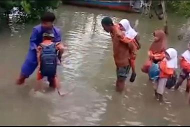 bjalan-datuk-raja-ali-di-rokan-hilir-riau-hancur-dan-kerap-banjir-anak-sekolah-terpaksa-digendongb