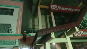 Sudah 5 Jam, Kepulan Asap Terus Selimuti Plaza Sukaramai-Ramayana Pekanbaru, Pemilik Kios Hanya Bisa Menangis