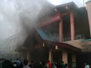 Sudah 2 Jam, Kebakaran Plaza Sukaramai-Ramayana Pekanbaru Masih Berlangsung dan Makin Meluas