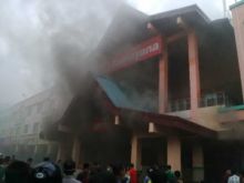sudah-2-jam-kebakaran-plaza-sukaramairamayana-pekanbaru-masih-berlangsung-dan-makin-meluas