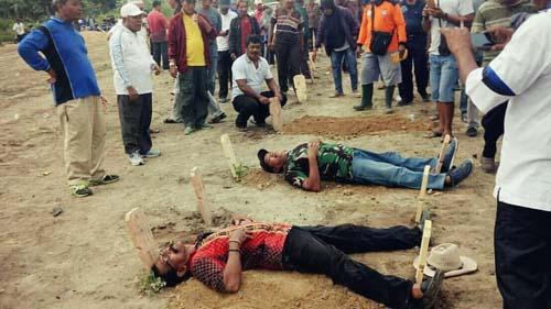 Dengar Kabar Tanah Kuburan yang Diwakafkan Diduga Dijual Anak Buah Wali Kota Pekanbaru, Warga Gelar Aksi Baring di Atas ”Makam”