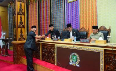 bupati-bengkalis-sampaikan-jawaban-dan-saran-terhadap-pandangan-umum-fraksifraksi-dprd