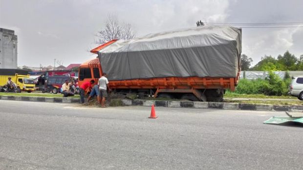 Truk Bermuatan Batubara Tabrak Trotoar dan Plang Jalan SM Amin