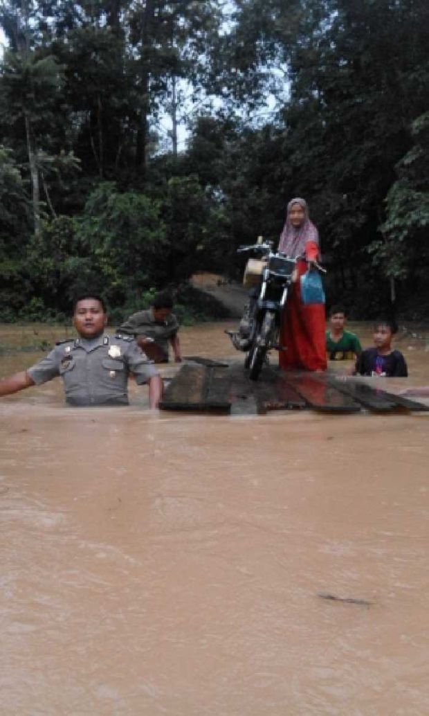 Kisah Heroik, Personel Polres Kuansing Terjang Banjir Seperut demi Ungsikan Warganya dari Banjir