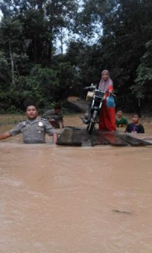 kisah-heroik-personel-polres-kuansing-terjang-banjir-seperut-demi-ungsikan-warganya-dari-banjir