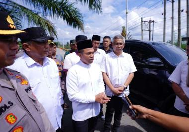 bgubernur-riau-tinjau-jembatan-di-rokan-hulu-yang-struktur-bangunannya-bergeser-akibat-tergerus