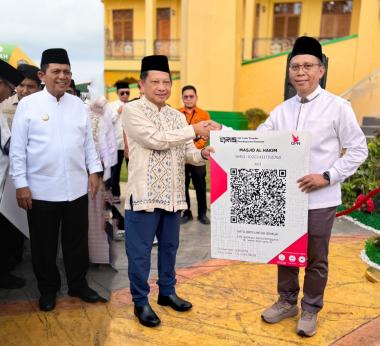 bapresiasi-program-digitalisasi-masjid-mendagri-serahkan-qris-ziswaf-brk-syariah-di-keprib