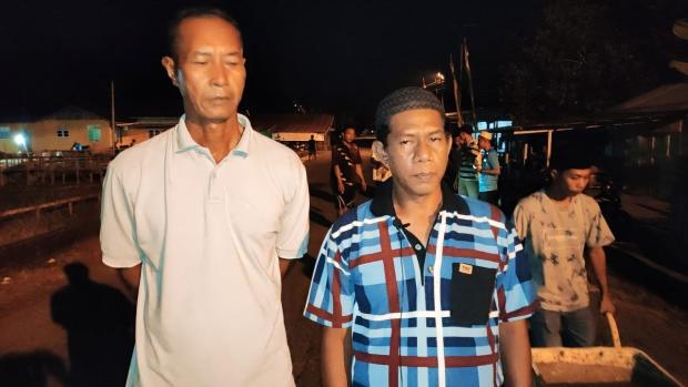 Masyarakat Gotong Royong Bantu Material dan Tambal Jalan Rusak agar Pengunjung Menara Lampu Colok Semakin Nyaman