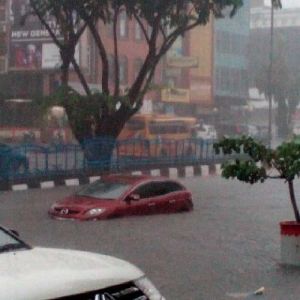 Jalan Jenderal Sudirman Depan Hotel Furaya Pekanbaru Berubah Jadi ”Sungai”