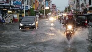 Jalan Juanda Pekanbaru Terendam Air Setinggi Betis Orang Dewasa