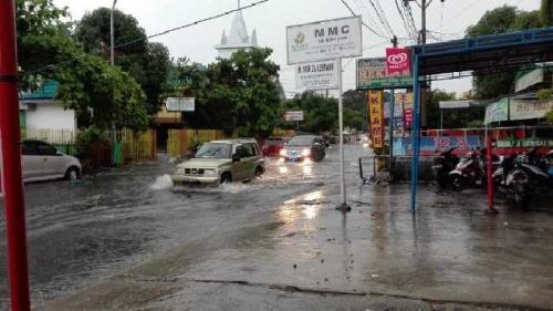 Diguyur Hujan Deras, Jalan KH Ahmad Dahlan Pekanbaru Dilanda Banjir Besar