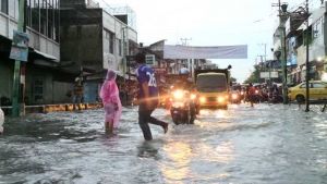 Terendam Banjir, Belasan Kendaraan Mogok Jalan Ahmad Yani Ujung Dekat Pasar Bawah
