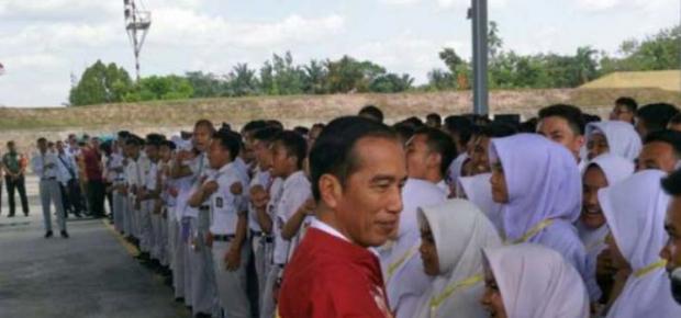 Presiden Jokowi Ajak Pelajar Pekanbaru Tak Gunakan Medsos untuk Saling Mencela dan Menghujat