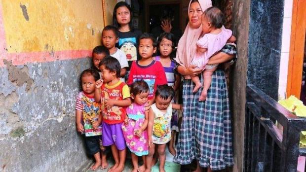 Hanya Berjualan Cendol, Ibu 44 Tahun Harus Hidupi Sendirian 16 Anaknya yang Masih Kecil-Kecil