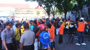 Honor Tidak Dibayar Dua Bulan, Ratusan Petugas Kebersihan Kepung Kantor Wali Kota Pekanbaru