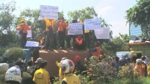 Pendemo Ancam Timbun Kantor Wali Kota Pekanbaru dengan Sampah, Teriakan ”Wali Kota Astuti” Terdengar Sayup-sayup dari Kerumunan Massa