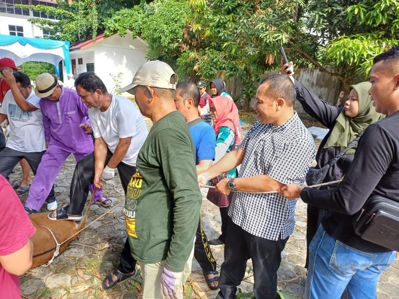 <b>PWI Riau Potong 7 Hewan Kurban, Dagingnya Dibagikan ke Anggota dan Masyarakat Sekitar </b>