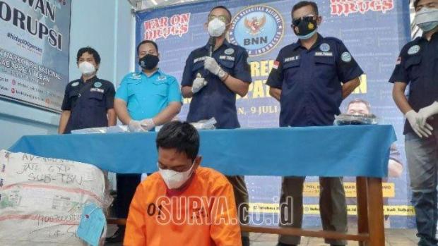 Pria Asal Riau yang Tinggal di Jatim Tega Catut Nama Anak untuk Terima Paket Ganja 1,5 Kilogram