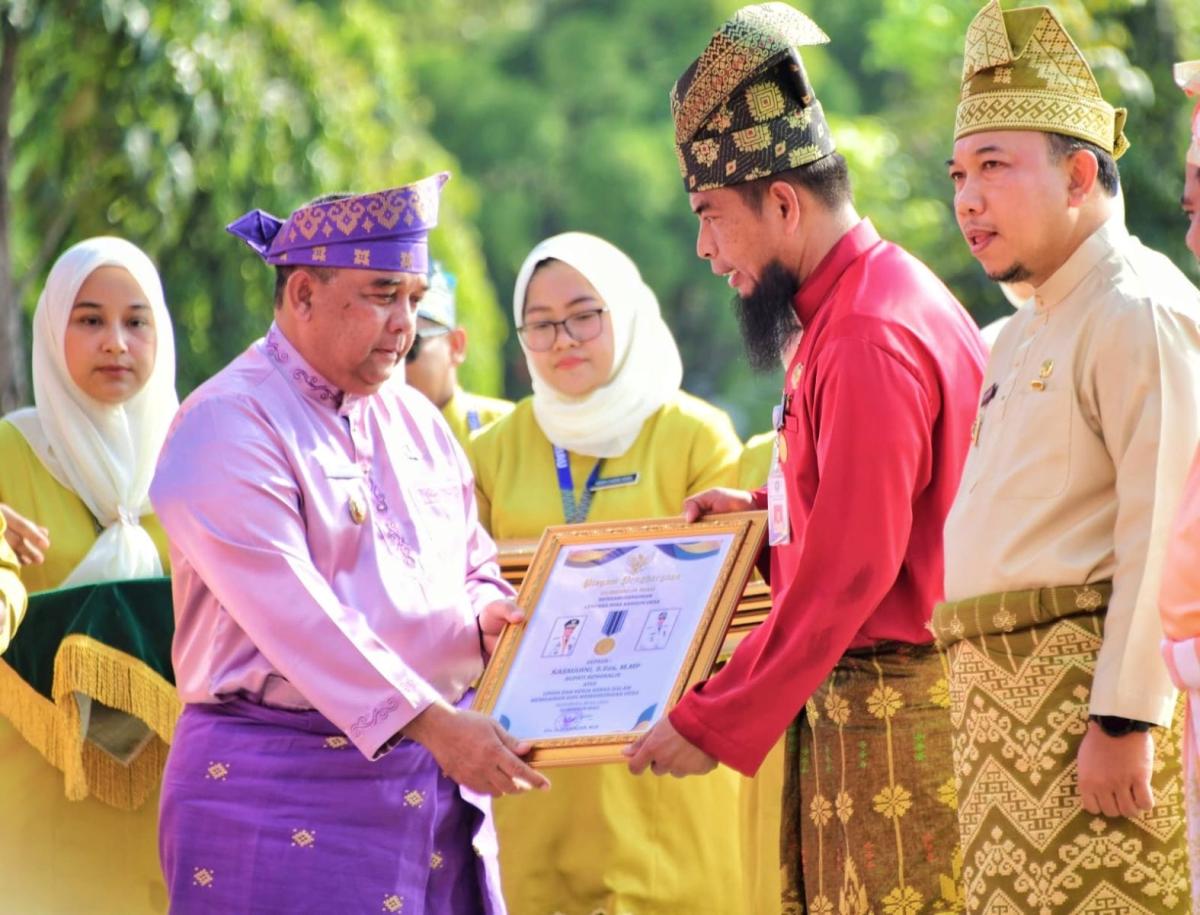HUT ke-66 Provinsi Riau, Bupati Kasmarni Terima Anugerah Lencana Wira Bangun Desa dari Gubernur Syamsuar