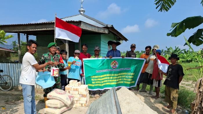 <b>Babinsa Sumbang Material Toilet Musala di Pelosok Pelalawan, Berawal Curhat Warga Soal Kesenjangan</b>