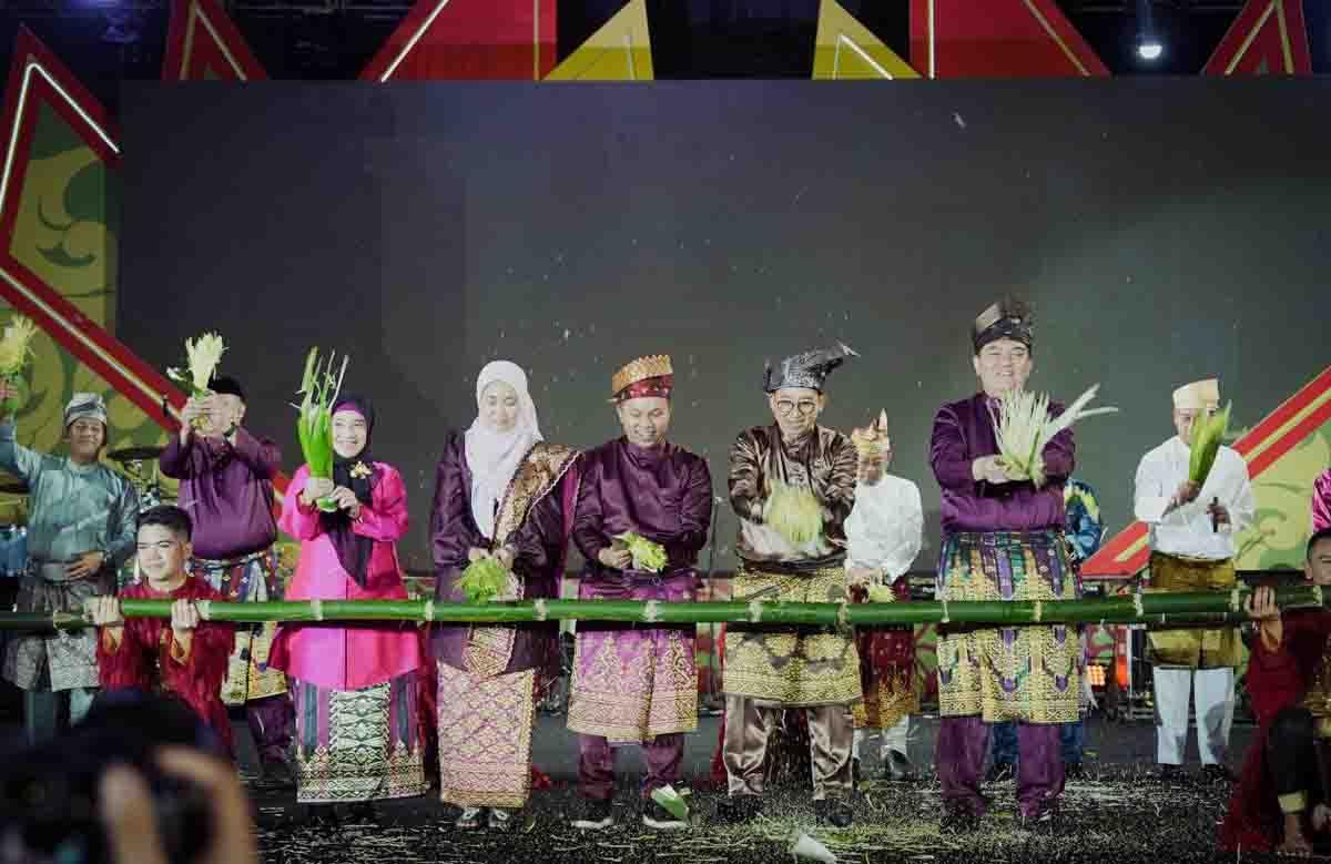 <b>Menteri Kebudayaan Fadli Zon Buka Pekan Budaya Melayu Serumpun di Riau</b>