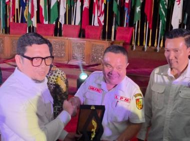 bketum-ahmad-doli-kurnia-tandjung-beri-penghargaan-ke-lpm-pekanbarub