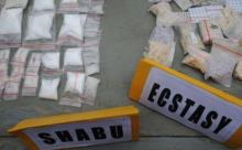 polisi-ringkus-pengedar-750-gram-sabu-dan-8000-pil-ekstasi-dari-malaysia-setelah-dibuntuti-hingga