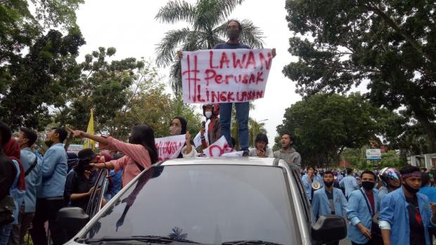 Jikalahari Sebut Omnibus Law UU Cipta Kerja Akan Membuat Korporasi di Riau Kebal Hukum