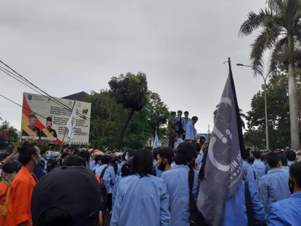 Tolak UU Cipta Kerja, Ribuan Mahasiswa di Pekanbaru <i>Geruduk</i> Gedung DPRD Riau