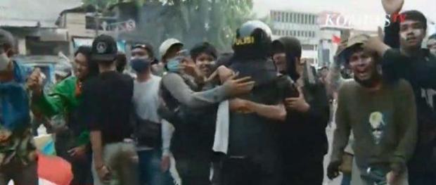 Momen Mengharukan Polisi dan Mahasiswa Saling Berpelukan setelah 1 Jam Terlibat Bentrokan