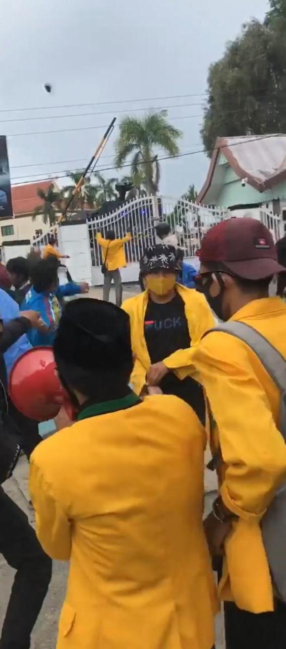 Demo Tolak Omnibus Law Cipta Kerja di Kantor DPRD Riau Ricuh, Petugas Tembakkan Gas Air Mata ke Pengunjuk Rasa