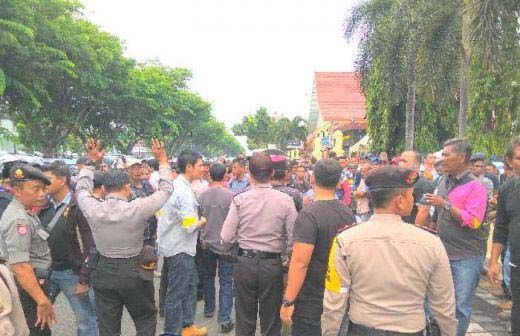 Ratusan Orang Demo di Mapolda Riau, Desak Polisi Usut Dugaan Ijazah Palsu Bupati Bengkalis Amril Mukminin